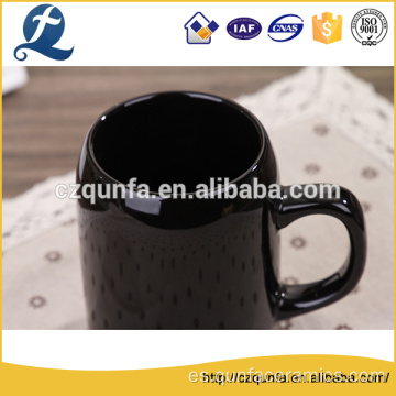 Taza de gres de cerámica negra de precio de fábrica con mango